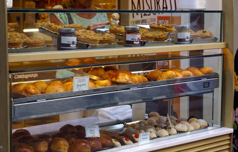 Foto di esempio: dolci in vetrina in una pasticceria di Napoli