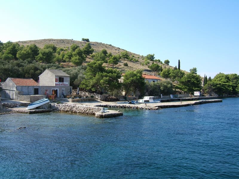 Foto di esempio: trattoria in una casa di pietra sulla riva, isola di Katina