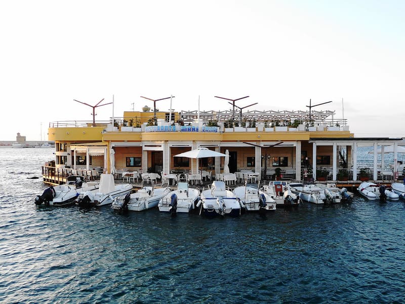 Foto di esempio: ristorante sul mare nel porto di Gallipoli