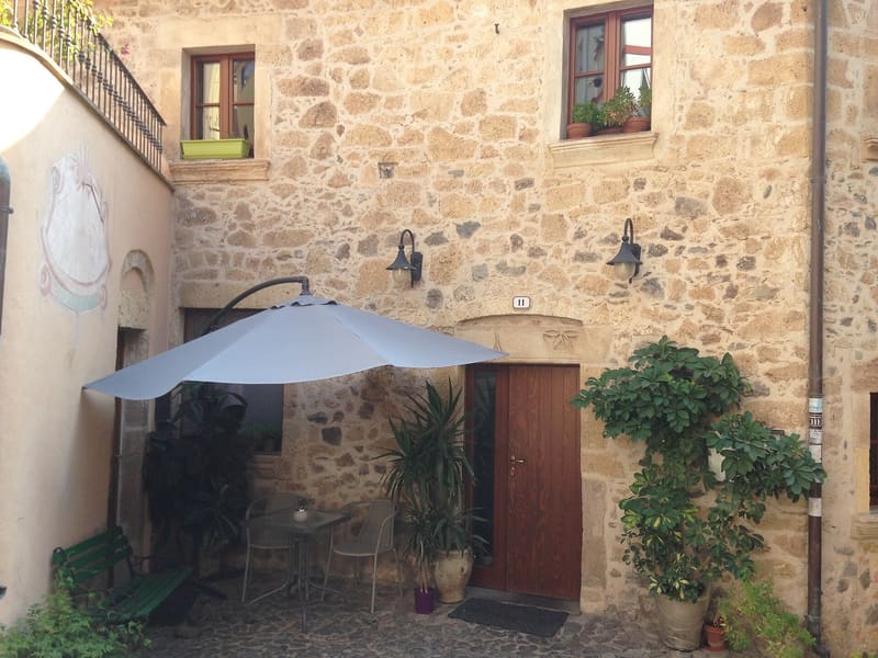 Foto di esempio: ingresso di un ristorante in una casa di pietra