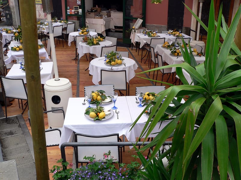 Foto di esempio: sala di un ristorante con i limoni sui tavoli, a Monterosso