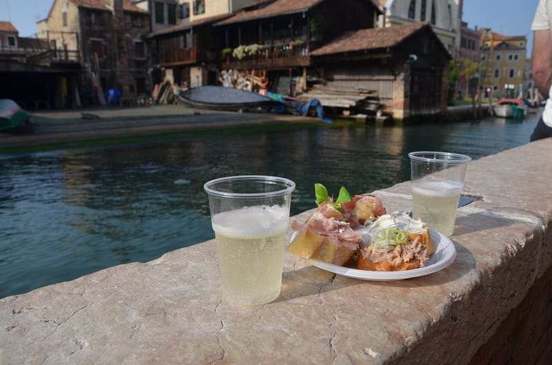 Foto di esempio: prosecco e cicchetti sull'acqua a Venezia