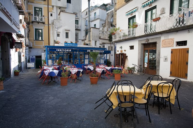 Foto di esempio: trattoria con i tavoli in piazzetta ad Amalfi