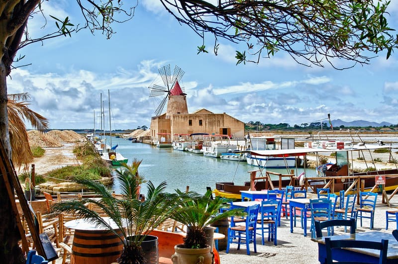 Foto di esempio: bar ristorante con i tavoli sul porticciolo, alle saline di Marsala