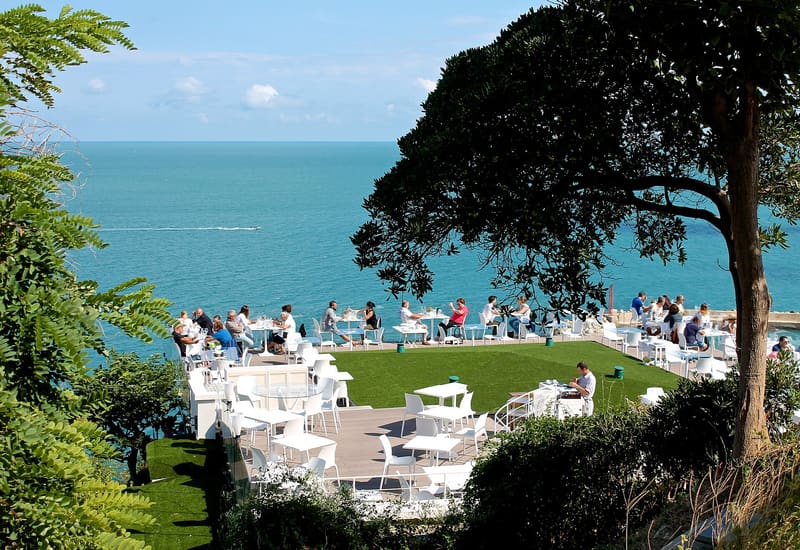 Foto di esempio: terrazza di un ristorante affacciata sul mare, nelle Marche