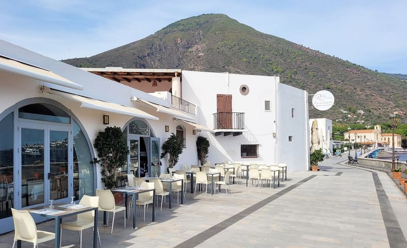 Foto di esempio: ristorante sul lungomare di Santa Marina, isola di Salina