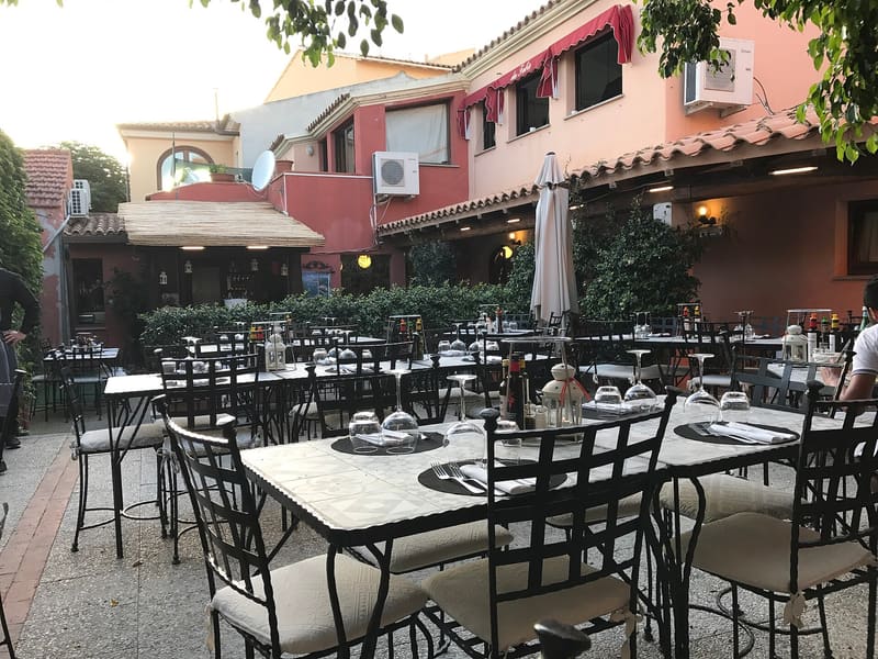 Foto di esempio: terrazza di un ristorante di famiglia in Sardegna