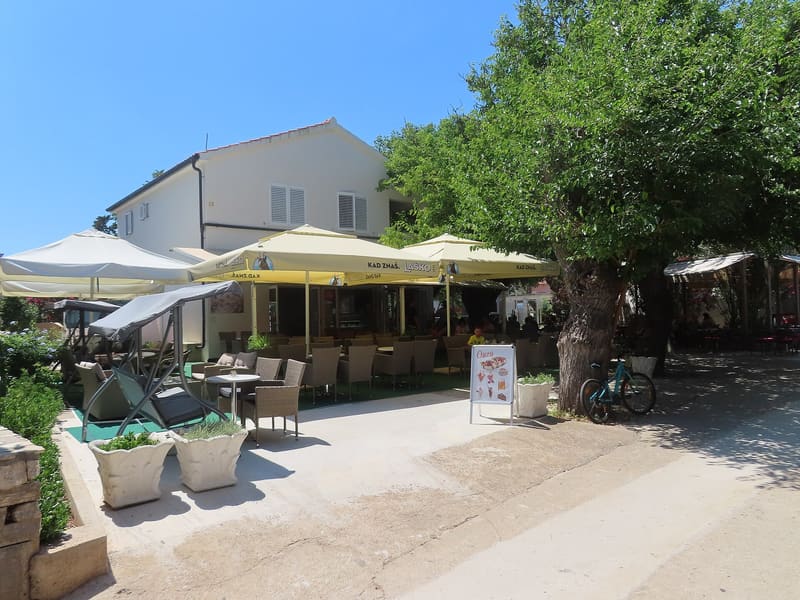 Foto di esempio: ristorante con gli ombrelloni all'aperto, isola di Silba