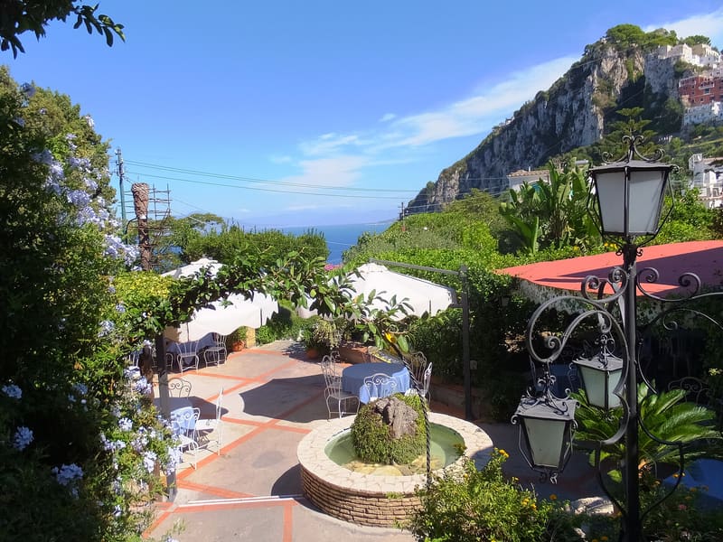 Foto di esempio: terrazza fiorita di un ristorante a Capri