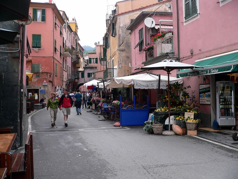 Foto di esempio: tavoli di un ristorante nella via principale di Monterosso