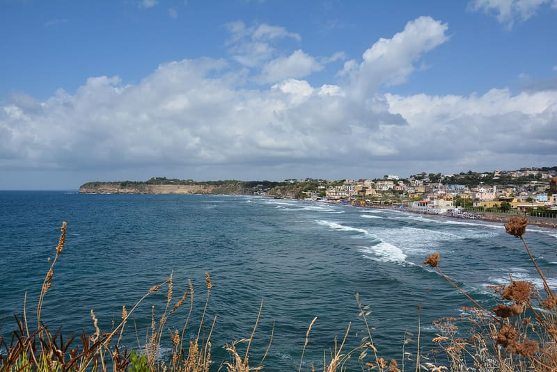 Der Strand der Chiaiolella an der Westseite von Procida