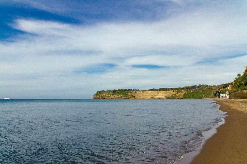 Der Strand von Ciraccio an der Westseite von Procida